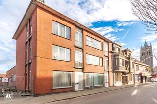 <strong>Opbrengsteigendom met handelsruimte en woonunits in Sint-Lenaarts<br /></strong><br /><em>Investeren, wonen én ondernemen op een toplocatie?<br /></em><br />Deze eigendom in het centrum van Sint-Lenaarts omvat een handelsgelijkvloers, een woning, twee appartementen en een garage. Ideaal voor investeerders of ondernemers.<br /><br /><strong>Kenmerken</strong><br />
<ul>
<li>Perceel: 381 m²</li>
<li>Bewoonbare oppervlakte: ca. 334 m²</li>
<li>Handelsruimte: ca. 75 m²</li>
<li>Garage: ca. 88 m²</li>
<li>Koer: ca. 54 m²</li>
</ul>
<strong>Ligging</strong><br />Pal in de dorpskern, op wandelafstand van winkels, horeca en scholen. Bushalte op 100 m, E19 en station Noorderkempen op 10 min.<br /><br /><strong>Pluspunten</strong><br />
<ul>
<li>Centrale ligging</li>
<li>Combinatie wonen/handelsruimte</li>
<li>Interessant investeringspotentieel</li>
</ul>
<strong>Opmerking</strong><br />Renovatieverplichting van toepassing (info: vlaanderen.be/renovatieverplichting).