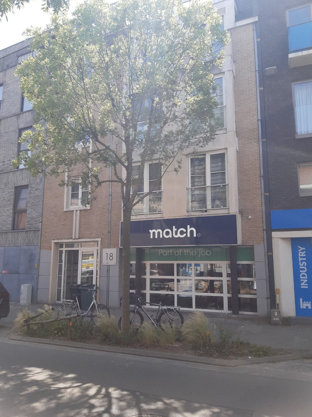 Uitstekend gelegen commercieel pand met parkeermogelijkheden ! - foto 2