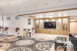 Deze woning ontvangt je in een zeer ruime inkomhal/gang, die meteen ook een idee geeft van het groot volume van de woning. Vooraan de woning bevindt zich een eerste zeer ruime leefruimte, met aan de straatkant een lichtrijke ontvangstruimte. Via de gang bereik je een tweede zeer aangename leefruimte, die uitmondt in de keuken. Langs deze weg kom je tot in de wasplaats/opbergruimte, en ook de buitenruimte met gedeeltelijke overdekking bereik je via deze weg. Helemaal achterin de woning vinden we de badkamer met grote douche terug, net als een eerste grote slaapkamer. De eerste verdieping biedt plaats voor vier grote slaapkamers en een tweede badkamer. Een overloop biedt ruimte voor extra opbergplaats, en die is er ook in een aparte kamer op het gelijkvloers. De bovenverdieping bereik je via deze kamer, maar ook langs een doorgang net naast de keuken. Inschrijven via mail naar tommy@immo-home.be, geen telefonische inschrijvingen! Volg ons op Fb en Insta. Voor meer info: www.immo-home.be. GRATIS SCHATTING & GRATIS FINANCIEEL ADVIES