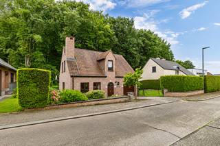Bent u op zoek naar een kwalitatief afgewerkte open bebouwing in een rustige en tegelijk centrale omgeving? Dan is deze energiezuinige woning...