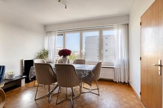 <p><strong>Lichtrijk 2-slaapkamer appartement te Borgerhout van ca. 85m² met zuidgericht terras en garage.</strong></p>
<p><strong>Indeling:</strong> Vooraan, de ruime leefruimte van 30m² met toegang tot het terras op het zuiden. Naast de leefruimte, de keuken. Via de inkomhal heeft men toegang tot alle andere ruimtes van het appartement. Centraal, een gastentoilet en een badkamer voorzien van een wastafel en bad. Achteraan, twee slaapkamers van respectievelijk 15m² en 7m². Bijkomend beschikt het appartement over een ruime kelder en een aparte garage.</p>
<p><strong>Bijzonderheden:<br /></strong>- <strong>Garage optioneel</strong> mee aan te kopen: <strong>Vraagprijs €25.000,00</strong>;<br />- EPC label B (137 kWh/m²jaar);<br />- Privatieve kelderberging;<br />- Lift aanwezig;<br />- Elektrische installatie conform;<br />- Dubbele beglazing;<br />- Dakisolatie.</p>
<p><strong>Ligging:</strong> Ideaal gelegen aan het Te Boelaerpark, met alle faciliteiten om de hoek! Op wandelafstand van winkels, scholen, openbaar vervoer en sportinfrastructuur, en vlot bereikbaar via de grote invalswegen richting Antwerpen centrum.</p>