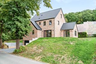 <p>Op slechts enkele minuten van het centrum van Grez-Doiceau onthult deze nieuwbouw een gezinswoning met royale volumes, waar de kwaliteit van de afwerking gepaard gaat met een echte doordachtheid rond comfort en functionaliteit.</p>
<p>Vanaf de inkom herbergt het tuinniveau een hal met vestiaire en gastentoilet, een bureau en een wasruimte. Een polyvalente indeling die, indien nodig, een gelijkvloers leven op dit niveau mogelijk maakt.</p>
<p>Het hart van de woning draait rond een royale open leefruimte die salon, eetkamer en uitgeruste Italiaanse keuken verenigt. Ze geniet van twee buitenruimtes : de tuin aan de ene kant en een in te richten terras aan de andere, ideaal om van de zonsondergangen te genieten. Een tv-ruimte verlengt het salon en biedt een meer intieme ruimte.</p>
<p>Op de verdieping herbergt het nachtgedeelte een ouderslaapkamer met geïntegreerde kasten en een privébadkamer met bad en douche. Twee andere slaapkamers met kasten en een doucheruimte vervolledigen dit niveau.</p>
<p>De bovenste verdieping biedt nog twee grote slaapkamers, die eveneens bureau, speelkamer of vrijetijdsruimte kunnen worden. Volledig onderkelderd beschikt de woning over een garage voor twee wagens, royale opslagruimtes en een bijkomend inrichtingspotentieel. Verschillende parkeerplaatsen zijn beschikbaar voor de woning.</p>
<p>Op twee minuten van het centrum en toch nabij talrijke wandelingen, combineert dit eigendom mooie volumes, verzorgde afwerking en kwaliteit van uitvoering.</p>
