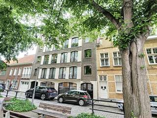 Penthouse au 5ème étage à louer dans le centre d'Ypres, avec une vue magnifique sur la ville.<br /><br />Composé de :<br />Étage +5 : Entrée - Spacieux salon lumineux (40 m²) - 2 terrasses spacieuses à l'avant et à l'arrière (53 m² + 38 m²) - Cuisine neuve avec réfrigérateur, lave-vaisselle, cuisinière, four et hotte - Salle de bain avec lavabo et douche - WC séparés - 2 chambres avec placard intégré - Grand débarras avec connexion à la machine à laver.<br /><br />Étage -1 : rangement au sous-sol<br />Rez-de-chaussée : box de garage