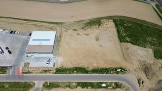 Fantastisch gelegen perceel industriegrond met een totale oppervlakte van 1.938 m² te koop op de nieuwe industriële ontwikkeling 'THEA'.<br />Het terrein, dat grenst aan een volledig uitgeruste wegenis, wordt bouwrijp en genivelleerd opgeleverd. Het perceel wordt verkocht met een goedgekeurde omgevingsvergunning al is een eigen ontwerp ook mogelijk. Op het terrein rust geen bouwverplichting. <br /><br />De site is geschikt voor zowel opslag als productie en biedt tal van mogelijkheden!<br /><br />Er is tevens de mogelijkheid om een op maat gemaakt bedrijfsgebouw aan te kopen in samenspraak met de ontwikkelaar.<br /><br />Op dezelfde site worden 22 KMO-units gebouwd tussen 180 m² en 300 m².<br />Ruime parkeer- en manoeuvreerruimte op de site.<br /><br />De ontwikkeling bevindt zich op 3 km van Tielt centrum en nabij de bedrijvige Kasteelstraat.<br />Contacteer PANORAMA B2B voor bijkomende inlichtingen of een vrijblijvend plaatsbezoek 050 300 800.