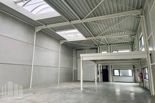 Nieuwbouw KMO-unit met een oppervlakte van 288 m² met een mezzanine van 69 m² en 5 privatieve parkeerplaatsen te koop. Strategisch gelegen op het industrieterrein 'Genk-Noord' in het centrum van Limburg, vlakbij de op- en afritten 30 'Park Midden Limburg' en 31 'Genk centrum' van de E314.<br /><br />Het magazijn met een vrije hoogte van +/- 6,5 m is voorzien van twee automatische sectionale poort (4 m x 4,5 m), een polybetonvloer (2,5 t/m²), lichtstraat met rookluik, septische put, raampartijen en LED-verlichting. Dankzij de aanwezigheid van de twee sectionale poorten (1 aan de voorzijde en 1 aan de achterzijde) kan er een flow gecreëerd worden. Het bedrijfsgebouw is geschikt voor zowel opslag als productie en biedt dus een ideale omgeving om te ondernemen. De unit maakt deel uit van de gloednieuwe KMO-ontwikkeling 'Green Business Woudpark' bestaande uit 39 duurzame KMO-units.<br /><br />Contacteer PANORAMA B2B voor bijkomende inlichtingen of een vrijblijvend plaatsbezoek 011 220 500.
