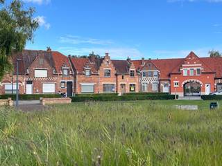 Charmant gelegen woning op het Admiraal Keyesplein te Zeebrugge, een gezellig en sfeervol plein in het hart van het dorp. Er zijn 3 slaapkamers...
