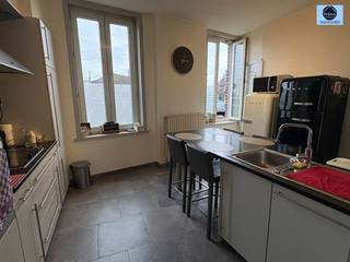 <p><span>PROPRIÉTÉ TRÈS BIEN SITUÉE PRÈS DU CENTRE VILLE</span></p><p><span>Prix demandé : 189 000 euros</span></p><p><span> </span></p><p><span>Propriété très bien située à proximité du centre ville, de la gare, des commerces et des écoles.</span></p><p><span>Au rez-de-chaussée il y a une entrée, un séjour avec cuisine ouverte et une salle de bains.</span></p><p><span>Au premier étage, il y a 2 chambres très spacieuses et un grenier où des chambres supplémentaires peuvent être créées.</span></p><p><span>Le portail mène à la cour.</span></p><p><span>Vous pouvez également y garer votre voiture.</span></p><p><span>La maison est actuellement louée.</span></p><p><span>Pour les investisseurs : il est possible de poursuivre le contrat de location existant.</span></p><p><span> </span></p><p><span>Certificat d'urbanisme/information sur demande !</span></p><p><span>Pour info ou visite appelez 0475/51.40.73 ou envoyez un email à info@svena.be.</span></p><p><span> </span></p><p><span>Ces informations sont données à titre indicatif et nous ne pouvons être tenus responsables d'éventuelles inexactitudes.</span></p><p><span>La surface habitable est donnée à titre indicatif.</span></p><p><span> </span></p>