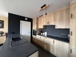 <p>Aan de rand van het <strong>centrum van Ninove</strong> bevindt zich dit <strong>prachtige en ruime appartement</strong> in residentie Roxy. Het appartement is gelegen aan de <strong>voorzijde van het gebouw</strong> en beschikt over een aangenaam <strong>zuidgericht terras</strong>, waar men volop kan genieten van <strong>natuurlijk licht</strong> en buitenruimte.</p><p></p><p>We betreden het appartement rechtstreeks in de <strong>ruime en lichtrijke leefruimte</strong> met <strong>open keuken</strong>. De keuken is <strong>volledig geïnstalleerd</strong> en voorzien van alle nodige apparatuur. Aansluitend bevindt zich een <strong>grote, praktische berging</strong> die extra comfort en opbergruimte biedt. Via het grote schuifraam krijgt men toegang tot het <strong>zuidgerichte terras</strong>.</p><p></p><p>Via de nachthal bereiken we de overige ruimtes van het appartement. Deze omvatten <strong>twee ruime slaapkamers</strong>, een <strong>apart toilet</strong> en een <strong>moderne badkamer</strong> met <strong>inloopdouche</strong> en dubbele lavabo.</p><p></p><p>Daarnaast is er een <strong>staanplaats inbegrepen in de huurprijs</strong> en kunnen fietsen worden geplaatst in de <strong>gemeenschappelijke fietsenstalling</strong> op het gelijkvloers.</p><p>Een belangrijke troef van dit appartement is dat de huurprijs <strong>bijzonder veel omvat</strong>. Zo zijn niet alleen de <strong>gemeenschappelijke kosten inbegrepen</strong>, maar ook het <strong>onderhoud</strong> en <strong>alle herstellingen</strong>, zelfs deze die wettelijk gezien normaal ten laste van de huurder zouden vallen. Enkel de individuele nutsvoorzieningen zijn niet inbegrepen. Dankzij de <strong>energiezuinige aard</strong> van het appartement blijft het verbruik echter <strong>zeer beperkt</strong>.</p><p></p><p>De huurprijs bedraagt <strong>€1.100 per maand</strong>, vermeerderd met <strong>€100 voor de inbegrepen kosten en diensten</strong>. De beschikbaarheid is <strong>in onderling overleg</strong>.</p>