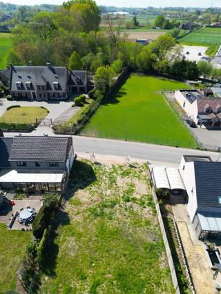 Bouwgrond voor halfopen bebouwing gelegen op toçplocatie!LOT 1Totale oppervlakte: ±3a15caPerceel diepte: 30m25-32m80Perceel breedte: 10m25Het perceel situeert zich in een residentiële omgeving, vlak in het bruisende centrum van Wambeek / Ternat waar u met de fiets of te voet mooie wandelingen kan maken. Op fietsafstand van het station van Ternat. In de directe nabijheid van bushalte, scholen en handelaars, op 2km van de afrit van de autosnelweg en minder dan 15 km van Brussel. Kortom de ideale ligging!Voor meer info kan u ons contacteren via info@c21.be - 02/513.13.13. Wij informeren u graag verder.