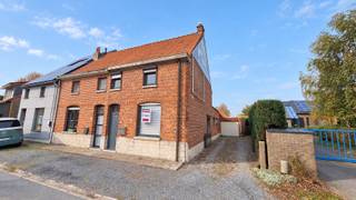<strong>Halfopen woning met garage en diepe tuin in Deinze</strong><br /><br />Deze <strong>halfopen woning</strong> is gelegen aan de Gaversesteenweg 346 in Deinze,<br />op een <strong>vlot bereikbare locatie</strong> met een goede verbinding naar het centrum van Deinze en de nabijgelegen E17.<br /><br />De woning biedt heel wat mogelijkheden om naar eigen smaak op te frissen en beschikt over een <strong>bewoonbare oppervlakte van 133 m²</strong> op een <strong>perceel van 537 m²</strong>.<br /><br />Op het gelijkvloers bevinden zich de inkomhal, een <strong>gezellige leefruimte, een ruime keuken</strong>, een badkamer, een apart toilet en een <strong>garage</strong>.<br />Naast de garage bevindt zich bovendien een afzonderlijk <strong>poortje</strong><strong> </strong>dat rechtstreeks toegang geeft tot de tuin, bijzonder praktisch voor fietsen en tuinmateriaal.<br /><br />De verdieping telt <strong>twee slaapkamers</strong>, waarvan één met <strong>ingemaakte kasten</strong>.<br />Via een <strong>vaste trap </strong>bereikt u de zolderverdieping, die ingericht kan worden als <strong>derde slaapkamer/hobbyruimte</strong>.<br /><br />Buiten geniet u van <strong>een terras en een diepe tuin</strong> met tal van mogelijkheden.<br />De woning beschikt daarnaast over een <strong>pelletkachel uit 2025</strong> en heeft een <strong>EPC-label D.</strong><br /><br />Oppervlakte kavel : 537 m²<br />Woonoppervlakte : 133 m²<br />EPC : 376 kWh/m²<br /><br />Een <strong>interessante woning </strong>voor wie op zoek is naar een <strong>halfopen bebouwing met garage</strong>, een ruime keuken en een diepe tuin, en deze graag verder <strong>naar eigen smaak wil opfrissen</strong>.
