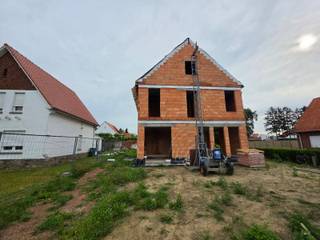 <div>
<p>Située sur la Liersesteenweg à Aarschot, cette villa neuve 4 façades en cours de construction offre une opportunité unique d’emménager rapidement tout en personnalisant les finitions.</p>
<p>Avec env. 215 m² habitables sur un terrain de 4a 37ca, elle propose un spacieux séjour lumineux avec cuisine ouverte, buanderie et WC au rez-de-chaussée. À l’étage : 3 chambres, une salle de bain et un WC séparé. Le grenier entièrement aménagé (accès escalier fixe) peut servir de chambre, bureau ou espace hobby.</p>
<p>Équipements modernes : pompe à chaleur, chauffage par le sol, triple vitrage. Parking devant la maison.</p>
<p>Une combinaison idéale de confort, espace et liberté de choix.</p>
<p><strong>Contactez Sven au 0486/400905 ou via sven@immogve.be pour plus d’informations ou une visite.</strong></p>
</div>