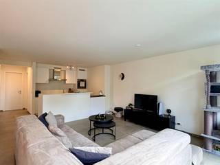 <p><span>DESTELBERGEN </span><span>- Ben je op zoek naar een modern appartement TE HUUR in Destelbergen dorp?<br />Dan is dit appartement misschien iets voor u.</span></p><p><span>De belangrijkste troeven in een notendop: </span></p><ul><li><span>Ondergrondse fietsenberging en kelder inclusief</span></li><li><span>Gelegen in Destelbergen dorp met winkels, openbaar vervoer en recreatiemogelijkheden</span></li><li><span>Gelegen nabij op- en afrit R4, verkeerswisselaar E40 en E17</span></li><li><span>Energiezuinig (zonnepanelen)</span></li></ul><p><span>Zo ziet het appartement er uit:</span><span><br />Inkom, lichtrijke leefruimte met open ingerichte keuken, berging met aansluiting wasmachine, toilet, badkamer met lavabomeubel en inloopdouche, twee volwaardige slaapkamers en groot terras.<br />Daarnaast beschikt het appartement over een private kelderberging en ondergrondse fietsenstalling.</span></p><p><span>Belangrijk:</span><span><br />Beschikbaar vanaf: 1/09/2026 (vanaf 1/08 ook mogelijk)<br />EPC: 67 kWh<br />Huurprijs: 1.000 euro/maand + 50 euro algemene kosten</span></p><p><span>Voor een bezoek ter plaatse, vul zeker uw huurdersprofiel in via onze website!</span></p><p><span> </span></p>