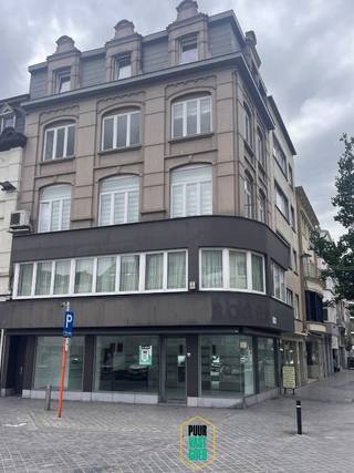 Recent vernieuwde handelsgelijkvloers met 55 m² winkel met fantastische hoeketalage (aan pleintje) + 30 m² stockage extra, en ook sanitair op kelderniveau Strategische hoekligging, temidden van het levendige centrum van Oostende. Met de vele passanten, bovendien goed zichtbaar, is dit aantrekkelijk. Ideale bestemming is kledingszaak of schoenenwinkel, de ruimte is hiernaartoe reeds ingericht, en de heel grote etalage zorgt ervoor dat uw koopwaar optimaal in de kijker staat. Maar ook als kantoor prima geschikt. Andere bestemmingen kunnen ook mits vergunning van Stad Oostende, en de uitbating mogen de uitstraling van dit gebouw niet negatief beïnvloeden. Vlot parkeren: nabij tal van mogelijkheden, beslist een troef voor uw klanten. De airconditioning en de automatische zonneluifels zorgen voor een aangenaam binnenklimaat. Info: thierry@puurvastgoed.be