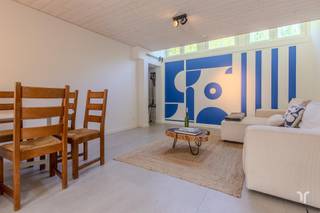 Deze aantrekkelijke stadswoning werd in 2022 grondig gerenoveerd en voorzien van alle hedendaags comfort. De ideale woonst voor een...