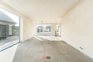 Deze nieuwbouwwoning biedt een sterke combinatie van moderne architectuur, comfort en hoog energie- en woontechnisch niveau in een goed bereikbare, groene locatie in Wingene. <br /><br />De woning is ideaal voor een gezin, die op zoek is naar ruime, lichtrijke ruimtes met een zuidgerichte tuin, in een kwalitatieve nieuwbouwsetting. <br />Dankzij de aandacht voor afwerking, duurzame technieken en de perfecte locatie, is de woning zowel aantrekkelijk als toekomstgericht.<br /><br />Woonindeling:<br />Inkomhal met vestiaire en gastentoilet, aan de voorzijde een functionele ruimte dat kan dienst doen als bureau/hobbyruimte/speelruimte of slaapkamer, eet- en leefruimte met open ingerichte keuken met aansluitend een ruime berging/wasplaats. <br />Op de verdieping hebben we 3 volwaardige slaapkamers, badkamer met dubbele lavabomeubel, ligbad en inloopdouche en apart toilet op de hal en een technische ruimte waar alle technieken worden voorzien (ventilatiesysteem D, vloerverwarming, zonnepanelen, warmtepomp type lucht/water).<br /><br />De woning beschikt daarnaast over een zuidgerichte tuin &amp; terras en privatieve parkeerplaatsen vooraan.<br /><br />Een belangrijk pluspunt van deze woning is dat de koper nog inspraak heeft in de binnenafwerking.<br />Vloeren, keuken en badkamer kunnen volledig worden gekozen volgens uw persoonlijke stijl en budget. Zo creëert u een woning die volledig aansluit bij uw eigen woonwensen — van modern minimalistisch tot warm en landelijk.<br /><br />Meer info en/of een plaatsbezoek, neem gerust contact op 0470 50 50 50 of info@futurimmo.be.