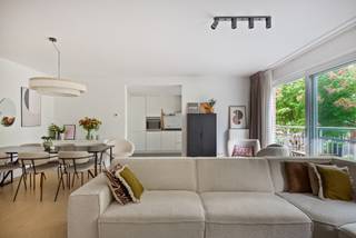 <p><span>Op zoek naar een appartement dat net dat tikkeltje anders is? Dit </span><strong><span>atypische ruim appartement (130 m²)</span></strong><span> combineert een verrassend ruime indeling met een stijlvolle, neutrale afwerking en een uitstekende ligging.</span></p>
<p><span>Gelegen in een </span><strong><span>rustige, doodlopende straat</span></strong><span>, maar tegelijk op wandelafstand van het centrum van Aartselaar, geniet je hier van het beste van twee werelden: rustig wonen met winkels, horeca, scholen en diverse voorzieningen vlakbij.</span></p>
<p><span>Het appartement beschikt over </span><strong><span>drie volwaardige slaapkamers en twee badkamers</span></strong><span>, waardoor het zowel geschikt is voor een gezin als voor wie graag over extra ruimte beschikt voor een bureau, hobby- of logeerkamer.</span></p>
<p><span>De ruime leefruimte vormt het hart van de woning en sluit mooi aan bij de verzorgde, hedendaagse inrichting. De </span><strong><span>stijlvolle en neutrale afwerking</span></strong><span> zorgt ervoor dat je hier meteen je eigen interieurstijl in kwijt kunt.</span></p>
<h3><span><br />Comfortabel én energiezuinig</span></h3>
<p><span>Ook energetisch heeft dit appartement heel wat troeven. Het behaalt een </span><strong><span>EPC-label B</span></strong><span>, mede dankzij:</span></p>
<ul>
<li><span>een geïsoleerd dak met </span><strong><span>10 cm PUR/PIR-isolatie</span></strong><span>;</span></li>
<li><span>vernieuwd buitenschrijnwerk met </span><strong><span>HR- of driedubbele beglazing</span></strong><span>;</span></li>
<li><span>een </span><strong><span>condenserende verwarmingsketel</span></strong><span>.</span></li>
</ul>
<p><span>Daarnaast is het appartement </span><strong><span>asbestveilig</span></strong><span> en is de elektrische installatie </span><strong><span>zo goed als conform</span></strong><span>. Enkel het opmaken van de nodige elektrische schema's dient nog te gebeuren.</span></p>
<p><span>Een bijkomend voordeel is de ondergrondse verdieping, waar je beschikt over een </span><strong><span>privatieve autostaanplaats én een bergkelder</span></strong><span>. Praktisch comfort dus, zowel voor de wagen als voor extra opslag.<br />Met zijn <strong>ruime oppervlakte, drie slaapkamers, twee badkamers, EPC-label B, asbestveilig attest, vrijwel conforme elektriciteit, ondergrondse staanplaats en bergkelder</strong> biedt dit appartement een bijzonder complete combinatie van wooncomfort en praktische troeven, op een rustige locatie vlak bij het centrum van Aartselaar.<br /><br />Afmetingen via energiedeskundige.<br />Beschikbaar 05/2027.</span></p>