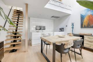Stijlvol gerenoveerde woning met tuin op toplocatie in het centrum van Pittem<br /><br />Deze prachtige woning, gelegen op de Markt van Pittem, werd volledig en kwalitatief gerenoveerd volgens een goedgekeurd architectenplan. De woning werd tot op de structuur gestript en vervolgens volledig heropgebouwd, waarbij werkelijk alles werd vernieuwd.<br /><br />Zo werden onder meer de ramen, het dak, de elektrische installatie, de keuken, de badkamer en alle vloerafwerkingen vervangen. Bij de renovatie werd bijzonder veel aandacht besteed aan kwaliteit, afwerking en een tijdloze, smaakvolle uitstraling. Zo zijn er overal elektrische rolluiken en vliegenramen en kan de koepel in de keuken open.<br /><br />De centraal gelegen keuken vormt het hart van de woning en werd opengewerkt tot in de nok van het dak. Hierdoor geniet de woning van een uitzonderlijk ruimtelijk gevoel en een overvloed aan natuurlijk licht.<br /><br />Dankzij het gunstige EPC-label B bent u verzekerd van een energiezuinige woning die zonder bijkomende investeringen onmiddellijk instapklaar is. De verwarming gebeurt via centrale verwarming op aardgas.<br /><br />Er is een mogelijkheid om een staanplaats bij te huren aan de overkant van de straat voor 35 euro per maand.<br />Verder kan men overal gratis parkeren in de straat en op de Markt.<br />Bent u op zoek naar een instapklare woning met karakter, licht en comfort op een centrale ligging? Dan is deze woning absoluut een bezoek waard.