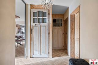 Dit gezellig appartement is centraal gelegen in Lebbeke, vlakbij winkels, scholen en openbaar vervoer en bevindt zich op de 2e verdieping...