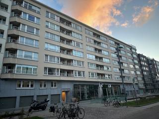 Ruim 2 slpk. app. op de 3 de verdieping en op topligging. De indeling van het appartement is de volgende. Inkomhall, berging ; aparte keuken met zonneterras, ruime living, nogmaals een grote berging , gerenoveerde badkamer, apart toilet en nogmaals terras waar u de zon in ochtend heeft. Er is een mogelijkheid om van de keuken en de living één geheel te maken. <br /><br />Alle ramen werden recentelijk ook al allemaal vernieuwd. Dit is zeer belangrijk naar omvang renovatiekost mocht u het appartement een look willen geven anno 2026. <br /><br />Door z'n centrale ligging bent u overal dichtbij alle stedelijke winkels die u maar kunt bedenken. De uitstekende ligging van dit appartement wordt nogmaals onderstreept door de directe toegang tot het stand en de Koninklijke Gaanderijen via de het histrorische toegangspunt bij uitstek : De 3 Gapers. <br /><br /><br />Wat betreft de residentie ; deze is zo goed als volledig gerenoveerd. Dit uiterst kloeke gebouw heeft volgende renovaties ondergaan :<br />-Zeer recente gevelrenovatie van zowel voor- en achtergevel. <br />-Nieuwe stookruimte.<br />-Toegangsdeuren via badge-systeem<br />-Liften conform huidige reglementering.<br />- Ook het hoofddak is volledig gerenoveerd. <br /><br /><br />Opp app. : 87 m2 <br /><br />Uitstekende investering. Deze residentie is uiterst geschikt voor eerste- of tweede verblijf. Ook zijn er een aantal eigenaars in deze residentie die hun pand verhuren zowel op jaarbasis als op vakantiebasis. <br /><br />Er ligt ook een gemakkelijk toegankelijke stedelijke ondergrondse parking die mits betaling steeds toegankelijk is. <br /><br />Info 0476/88 94 17 (meerdere afbeeldingen volgen)