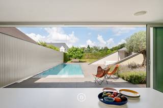 Situated on the edge of Bosmolens, within walking distance of the Wallemote/Wolvenhof Provincial Park and just minutes from the Izegem motorway access and AZ Delta Hospital, this exceptional move-in-ready architectural villa occupies a generous 1,897 m² plot.<br /><br />Offering 356 m² of living space, the home has been finished to an outstanding standard using premium materials including teak, natural stone and stainless steel. Expansive floor-to-ceiling windows, impressive ceiling heights and thoughtfully designed architecture create an extraordinary sense of space, natural light and a seamless connection between the interior and the outdoors.<br /><br />The ground floor features an elegant living area with a fireplace opening directly onto the spacious terrace, swimming pool and stylish pool house. It also includes a luxurious fully equipped kitchen, a versatile room ideal as a home office, professional practice or additional bedroom, a practical utility room and a double garage with storage space.<br /><br />Upstairs, the villa offers three generous bedrooms, including a magnificent master suite with a walk-in dressing room and a luxurious en-suite bathroom. A second bathroom provides additional comfort for family and guests.<br /><br />The beautifully landscaped, sun-filled garden, complete with a fully renovated swimming pool and an elegant pool house featuring a dining area, kitchenette and changing room, creates a private oasis with a true holiday atmosphere all year round.<br /><br />A truly exclusive residence combining contemporary architecture, premium craftsmanship, outstanding comfort and excellent accessibility.