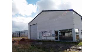 <strong>Op te richten loods</strong> met als mogelijke indeling: opslagruimte en/of garage, burelen + stockageruimte boven burelen.<br /><br />Deze koop omvat het transport en de volledige opbouw van de loods op een nieuwe locatie na het bekomen van de nodige bouwvergunningen, de funderingsvoeten in beton en de nodige grondwerken om de opbouw te kunnen starten.<br /><br />Niet inbegrepen zijn de bouwaanvraag, betonstudie in functie van bodemtoestand, funderingsplaat/werkvloer, elektrische werken, sanitaire werken, afvoer/riolering (ondergronds)<br /><br />Oppervlakte : 14,5 x 15 m = <strong>217 m²</strong>