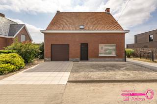 * Ruime alleenstaande woning met landelijk zicht vanuit de tuin<br />* Centrale en vlot bereikbare ligging<br />* Bouwjaar 1966<br />* Grondoppervlakte 732M²<br />* Verdiep - 1 : droge kelder<br />* Verdiep 0 : inkomhal - living - keuken - veranda - badkamer - inpandige garage - koterij en veel opbergruimte<br />* Verdiep 1 : nachthal - 3 slaapkamers - zolderruimte (mogelijks nog in te richten met extra slaapkamers)<br />* EPC : Label F : 544 kWh / (m² jaar) UC 3903284<br />* Vg/Wg/Vv/Gvkr/Gmo<br />* Beschikbaar bij notariële akte