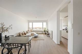Instapklaar gerenoveerd appartement met panoramisch uitzicht – 9de verdieping In een uitstekend onderhouden gebouw bevindt zich dit volledig...