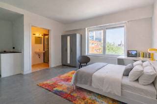 Ben je op zoek naar een instapklare investeringsmogelijkheid of een comfortabele studentenwoning voor uw studerende kinderen?<br />Uitstekende Ligging:<br />Gelegen aan de Jan Delvinlaan 70, geniet deze woning van een locatie dichtbij het centrum van Gent. De uitstekende verbindingen met het openbaar vervoer en de korte afstand tot belangrijke campussen maken dit een ideale plek voor studenten. Bovendien bevindt het pand zich in een buurt met een mobiscore van 9,3/10.<br /><br />Indeling en Faciliteiten:<br />Het gebouw is volledig gerenoveerd en bestaat uit 36 studenten units<br />- Kamers met en zonder eigen sanitair voorzieningen<br />- Studio’s <br />- Drie gemeenschappelijke keukens<br />- Hippe leefruimte voor gezellig samenzijn<br />- Gemeenschappelijke tuin <br />- Grote fietsenberging, ideaal voor studenten<br />- Lift<br /><br />Waarom investeren in dit pand?<br />- Toplocatie: op wandel- en fietsafstand van verschillende campussen en het centrum <br />- Volledig gerenoveerd<br />- Hoge huuropbrengst: ideaal als investering <br />- Gemeenschappelijke en private ruimtes: flexibiliteit voor verschillende doelgroepen<br />- Instapklaar: beschikbaar voor het volgende academiejaar <br />- Verkoop onder registratie<br /><br />Dit pand is perfect voor wie zoekt naar een studentenwoning of een investering in het hart van Gent.<br /><br />Prijzen starten vanaf 160.000 euro voor een kamer en 220.000 euro voor een studio.<br /><br />De gebruikte oppervlaktes zijn bruto vloeroppervlaktes.<br /><br />Contacteer Anthony voor meer info op 0488 14 62 77.