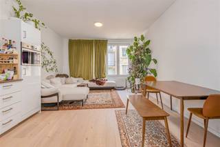 <p><span>Instapklaar volledig gerenoveerd 1- slaapkamer appartement in de Lange Leemstraat op wandelafstand van het Groen Kwartier.</span></p><p><span> </span></p><p><span>Deze locatie is super centraal en op deze plek bruist de stad pas écht. Winkels, het Groen Kwartier, het Stadspark en trein-tram-bus mogelijkheden vind je hier binnen handbereik. Moet je toch de stad uit met de wagen? Dan doe je dit vlotjes via de nabijgelegen invalswegen.</span></p><p><span> </span></p><p><span>Indeling:</span></p><p><span> </span></p><p><span>Dit leuke 1 slaapkamer appartement is gelegen op de eerste verdieping van een klein gebouw (geen lift, geen vaste kosten!).</span></p><p><span>Binnenkomen doe je hier in de inkomhal. Stap je de living binnen, dan valt het vele zonlicht jou ongetwijfeld meteen op. </span></p><p><span>Er is 1 slaapkamer met toegang tot het terras, een kleine kamer/bureel, een ingerichte keuken en een badkamer.</span></p><p><span> </span></p><p><span>Bijzonderheden:</span></p><p><span> </span></p><p><span>- centrale locatie te Antwerpen</span></p><p><span>- ruime slaapkamer</span></p><p><span>- leuk terras</span></p><p><span>- momenteel verhuurd aan 690 euro/maand + kosten</span></p><p><span>- dubbele beglazing </span></p><p><span> </span></p><p><span>Lijkt dit appartement iets voor jou te zijn, ben je op zoek naar ander vastgoed te koop in Antwerpen of wens je de waarde van jouw eigendom te kennen? Dan ben je bij BOLT IMMO aan het juiste adres! Wij helpen jou graag verder. Bel 03 568 68 06 of mail naar <span>info@bolt.immo</span></span><span> </span></p><p><span> </span></p>