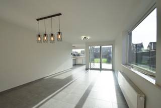 Deze recente woning te huur in Ieper combineert modern comfort met een praktische indeling en een aangename leefomgeving.Bij het binnenkomen wordt u...