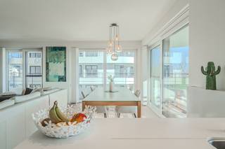 Prachtig appartement gelegen op de 4de verdieping langs de Troonstraat te Oostende, voorzien van 2 ruime slaapkamers met toegang tot prachtige terrassen met een magnifiek uitzicht op de Wellington Golf. Indeling: - Inkomhal met gastentoilet- ruime berging voorzien van aansluiting wasmachine- volledig uitgeruste keuken (inductiekookplaat, vaatwasmachine, oven, microgolf, spoeltafel en frigo) - lichtrijke ruime woonkamer met prachtig zicht- zeer grote badkamer voorzien van een dubbel lavabomeubel, inloopdouche en toilet- slaapkamer 1 (16m²) met toegang tot het terras- slaapkamer 2 (10m²) met toegang tot het terras - privatieve berging op het gelijkvloers Mogelijkheid tot aankopen garagebox (63.000,00 euro)Pluspunten:- mogelijkheid aankopen garagebox- gemeenschappelijke fietsenberging in het gebouw- ruime terrassen (37m²) met prachtig open zicht op de Wellington golf- bouwplan aangepast daardoor grotere ruimtes- uitstekende nieuwe staat- verkoop onder registratierechten- hoekappartement met veel lichtinval- voorzien van vliegramen- energiezuinig Op zoek naar een schitterend appartement met fenomenaal zicht op de Wellington Golf? Contacteer ons voor een bezoek ter plaatse.