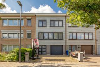 <h1>Bel-étage met potentieel en zonnige tuin in Merksem!</h1>
<p><span>Bent u op zoek naar een <strong>ruime gezinswoning met potentieel</strong>, gelegen in een <strong>rustige en kindvriendelijke woonwijk</strong>? Dan is deze centraal gelegen <strong>bel-étagewoning met oprit en zuidgerichte tuin</strong> absoluut een bezoek waard.</span></p>
<div></div>
<h2>🏠 Indeling – gelijkvloers</h2>
<p><span>Via de inkomhal bereiken we de <strong>ruime inpandige garage</strong>. Verder bevinden zich hier <strong>twee praktische bergingen</strong> en toegang tot de <strong>zuidgerichte tuin</strong>.</span></p>
<div></div>
<h2>🛋️ Indeling – eerste verdieping</h2>
<p><span>De eerste verdieping omvat een <strong>ruime leefruimte</strong>, perfect in te richten als zithoek en eetkamer. Deze verdieping is uitgerust met <strong>airconditioning</strong> en <strong>elektrische rolluiken</strong>.</span></p>
<p><span>Aansluitend vinden we de <strong>keuken</strong>, voorzien van ijskast, oven, elektrisch kookvuur en dubbele lavabo. Daarnaast bevindt zich op deze verdieping een <strong>gastentoilet</strong>.</span></p>
<div></div>
<h2>🛏️ Indeling – tweede verdieping</h2>
<p><span>Op de tweede verdieping bevinden zich <strong>drie volwaardige slaapkamers</strong>, allemaal uitgerust met <strong>elektrische rolluiken</strong>. De badkamer beschikt over een <strong>ruime inloopdouche</strong>, <strong>dubbele lavabo</strong> en <strong>toilet</strong>.</span></p>
<div></div>
<h2>🌿 Buitenruimte</h2>
<p><span>Vooraan beschikt de woning over een <strong>dubbele oprit</strong> en toegang tot de garage. Achteraan geniet u van een <strong>zuidgerichte tuin</strong> met terras en een <strong>praktische tuinberging</strong>.</span></p>
<div></div>
<h2>⭐ Extra troeven</h2>
<ul>
<li>
<p><span><strong><span>EPC B</span></strong> – 159 kWh/m²/j – zonnepanelen &amp; thuisbatterij</span></p>
</li>
<li>
<p><span><strong><span>Ruime garage</span></strong> én oprit</span></p>
</li>
<li>
<p><span><strong><span>Zonnige zuidgerichte tuin</span></strong> met terras en tuinberging</span></p>
</li>
<li>
<p><span><strong><span>Asbestveilig</span></strong></span></p>
</li>
<li>
<p><span>Verkoop onder het <strong><span>registratiestelsel</span></strong></span></p>
</li>
</ul>
<div></div>
<h2>Interesse</h2>
<p><span>Laat deze opportuniteit niet aan u voorbijgaan. <br />📞 03 568 03 03 <br />✉️ info@vastgoed03.be <br />👉 Vastgoed 03 – plan vandaag nog uw bezoek!</span></p>