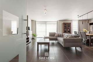 Voor meer info en foto’s, surf naar www.swevers.be – Dit gelijkvloers appartement van 97 m² aan de Harmoniestraat in Beringen ligt op wandelafstand van het centrum en biedt tal van mogelijkheden. Het beschikt over twee slaapkamers, een open leefruimte met ingerichte keuken, en een riant zuidgericht terras van 26,2 m². Daarnaast krijgt de koper een eigen parkeerplaats in de ondergrondse garage en een aparte kelderberging, wat samen met de lift en toegankelijkheid voor mindervaliden zorgt voor extra comfort. Het gebouw dateert van 2007, is uitstekend onderhouden en instapklaar, met een recente ketel en maandelijkse kosten van €126. Dankzij de rustige ligging vlak bij winkels, openbaar vervoer, scholen en de E313 is het pand even geschikt als eigen thuis als als verhuurinvestering. Heeft dit pand uw interesse gewekt? Neem vandaag nog contact met ons op! Tel. 011 255 155 Bron bewoonbaar oppervlak: EPC
