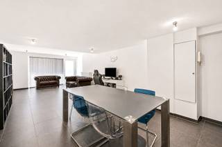 Recent gelijkvloers appartement pal in het centrum van Gistel op wandelafstand van alle winkels, scholen, horeca en openbaar vervoer. Het appartement bestaat uit een ruime lichtrijke living (38 m²) met aanpalende ingerichte keuken, 2 ruime slaapkamers, badkamer met inloopdouche en berging. Tevens is er een ruime private kelderberging van maar liefst 39 m² inbegrepen! Ideaal appartement voor wie ruim in het centrum van Gistel wenst te wonen! <br />Vrij vanaf 01/08/2026 - Huurprijs: €800 + €45 syndicuskosten - EPC: 168 kWh/m² - UC: 1499070 - Ref. MI24945