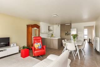 <p><span>Cet appartement à vendre, en parfait état, bénéficie d'un emplacement central à Burcht. Vous profiterez d'une excellente accessibilité, avec des commerces, des écoles et des infrastructures sportives et de loisirs accessibles à pied.<br /><br />L'appartement dispose d'une surface utile de </span><span>XXXXXX m²</span><span> (cf. PEB) et, attenante à la belle pièce à vivre lumineuse, vous pourrez profiter d'une terrasse spacieuse, ensoleillée et calme.<br />Les chambres sont équipées d'armoires sur mesure de qualité.<br /><br />Vous bénéficiez également d'une place de parking privée, d'un local à vélos séparé et d'un local à poubelles.<br />Les panneaux solaires privés contribuent <br /><br /></span></p><p><span>Agencement</span><span>:</span></p><p><span>- hall d'entrée </span></p><p><span>- salon spacieux et lumineux </span></p><p><span>- cuisine entièrement équipée<br /><br />- débarras</span></p><p><span>- terrasse ensoleillée et calme</span></p><p><span>- toilettes séparées </span></p><p><span>- première chambre avec placards intégrés</span></p><p><span>- deuxième chambre, actuellement aménagée en dressing</span></p><p><span>- salle de bains avec baignoire, douche séparée et lavabo </span></p><p><span>- place de parking privative, local à vélos séparé et local à poubelles</span></p><p><span>Atouts</span></p><p><span>- Récente et économe en énergie</span></p><p><span>- Panneaux solaires privés<br />- Tout le confort &amp;, finitions soignées</span></p><p><span>- </span><span>Label EPC ?????</span></p><p><span>Vous êtes intéressé par un appartement prêt à emménager à vendre à Burcht, vous recherchez un autre bien immobilier, un investissement ou vous souhaitez connaître la valeur de votre propriété ? Alors vous êtes à la bonne adresse chez BOLT Immo ! Nous serons ravis de vous aider.</span></p><p><span> </span></p>