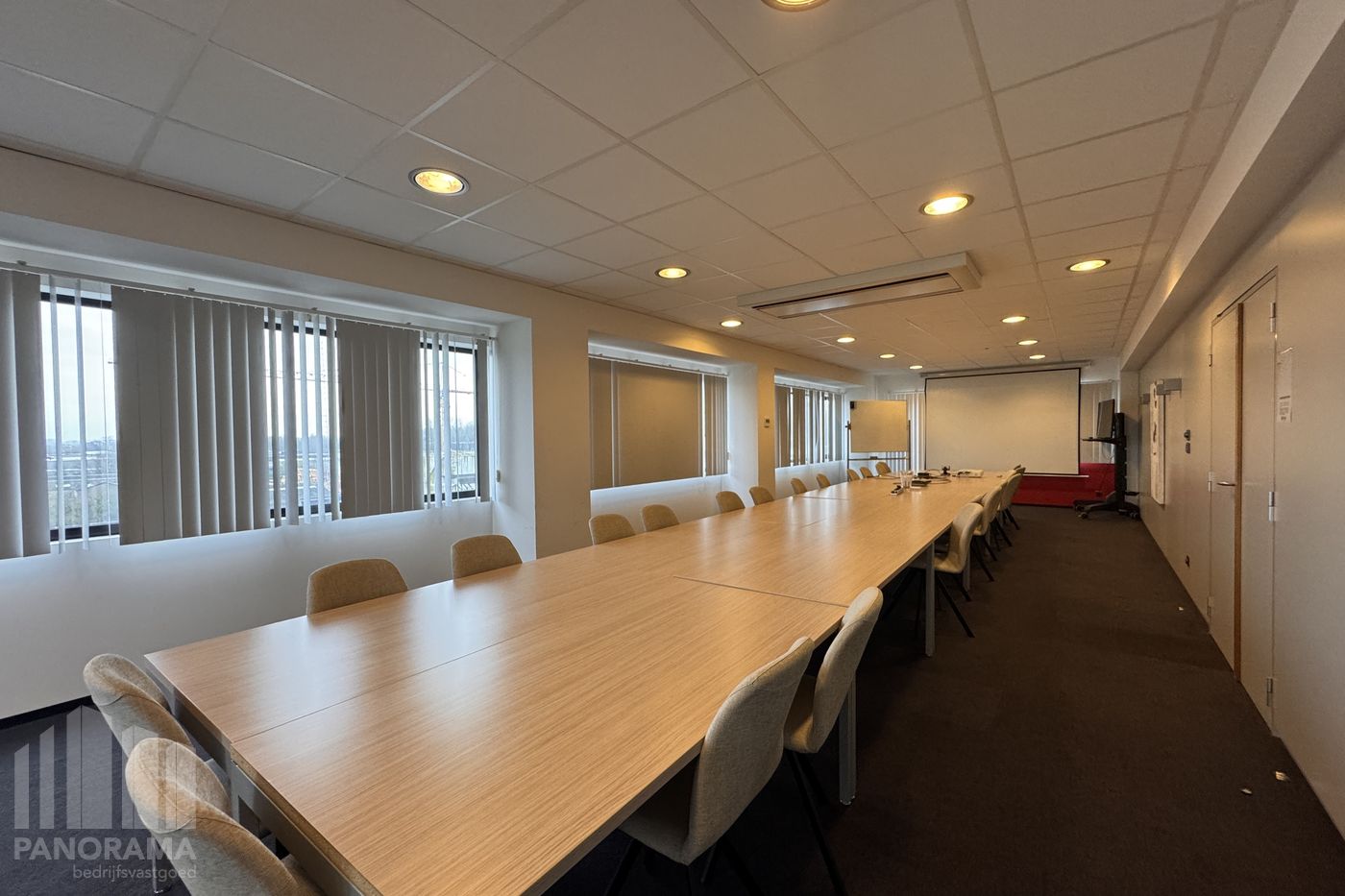 Gemeubelde kantoorruimte van 1.350 m² nabij de E40 te huur in Oostkamp - foto 4