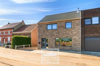 <p>"ABSOLUTE TOPPER" - Afspraak ENIGE BEZOEKDAG ENKEL telefonisch via Randy Remue op 0479/ 99. 99. 90, meer info en foto's via Facebook "Remue Randy" - LIKE de pagina en blijf op de hoogte van alle nieuwe woningen. De stukken van de woning zijn te consulteren op www.immo-zone.be. Deze sublieme instapklare woning met 3 slaapkamers en diepe tuin vinden we terug te Groenestraat 61, Sint-Lievens-Houtem. Indeling: Op het gelijkvloers kom je binnen via de inkomhal, die toegang geeft tot de lichtrijke leefruimte met zithoek en eetplaats. De grote raampartijen zorgen voor een mooie lichtinval en bieden een aangenaam zicht op de omgeving. De moderne keuken is praktisch ingericht en beschikt over een kookeiland met barfunctie, ideaal om tijdens het koken gezellig samen te zijn. Verder bevindt zich op het gelijkvloers de eerste badkamer, uitgerust met een ligbad, een inloopdouche en wastafel. Ook treffen we hier de eerste slaapkamer. Op het 1e verdiep treffen we nog 2 volwaardige slaapkamers en de tweede badkamer. De woning beschikt over een volledig omheinde tuin met terras. Deze sublieme woning in Sint-Lievens-Houtem is een ABSOLUTE TOPPER voor starters, gezinnen en investeerders. Gelegen dichtbij de dorpskern met winkels, openbaar vervoer, scholen en op 5 km van de autosnelweg. P-score: A / G-score: A. <br />VOOR ZEER SNELLE BESLISSERS!!<br />IMMO ZONE RHODELAND - RANDY REMUE - 0479/ 99. 99. 90 </p>