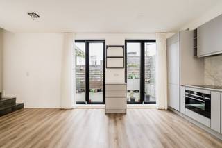<p><span>Mooi, lichtrijk en recent 2 slaapkamer duplex appartement op de 2de & 3de verdieping (zonder lift), gelegen op een super goede locatie in een rustige straat, vlakbij de Europese wijk. Compacte inkomhal met vestiairekast en apart toilet. Lichtrijke leefruimte met een volledig ingerichte keuken en eethoek. Terras aan de achterzijde. Op de bovenverdieping, een nachthal met apart toilet. Een 1ste slaapkamer met dressinghoek en aansluitende badkamer met douche en lavabo. Alsook een ruime master bedroom met balkon en een ensuite badkamer met ligbad en dubbele lavabo. Het appartement heeft ook een praktische bergzolder en private kelder. Ruime parking plaats mee aan te kopen (+ € 36.000). Zeer goede ligging, op wandelafstand van het openbaar vervoer, de Europese instellingen, Metro, winkels en restaurants.</span></p><p><span> </span></p>