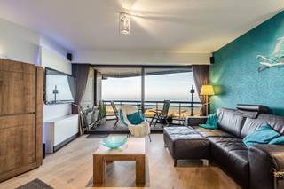 <p><strong>Blankenberge: Instapklaar appartement met frontaal zeezicht, 2 grote terassen en 2 slaapkamers te koop!</strong><br />Dromen van een eigen plekje aan zee? Dit instapklare appartement op een toplocatie aan de Zeedijk van Blankenberge is absoluut een aanrader! Op de 2e verdieping van de aangename residentie “Bristol Palace” bevindt zich dit aantrekkelijk appartement met zeezicht, twee ruime terrassen en twee volwaardige slaapkamers.<br />Dankzij de centrale ligging, tussen het casino en de jachthaven, geniet u hier van alles wat Blankenberge te bieden heeft. Het stadscentrum, de winkelstraat, de Grote Markt en het station bevinden zich allemaal op wandelafstand.<br />De combinatie van het zeezicht, de royale buitenruimtes en de praktische indeling maakt dit appartement bijzonder aantrekkelijk als tweede verblijf aan zee, vaste woonst of investering. Bovendien bestaat de mogelijkheid om een ondergrondse autostaanplaats in hetzelfde gebouw aan te kopen, een absolute meerwaarde op deze gegeerde locatie.</p>

<p><strong>Indeling:</strong> Inkomhal, woonkamer, terras met zeezicht, open, ingerichte keuken, badkamer, 2 ruime slaapkamers, 2e terras en apart toilet. + Mogelijkheid tot aankoop van een ondergrondse autostaanplaats in hetzelfde gebouw.</p>

<p><strong>Troeven:</strong></p>

<ul><li>Mogelijkheid tot aankoop autostaanplaats in het gebouw.</li><li>Elektriciteit conform.</li><li>Gemeubeld.</li><li>Gemeenschappelijke fietsenberging en vuilnislokaal.</li></ul>

<p>Meer informatie? Contacteer Maarten op het nummer 050 42 58 98.</p>