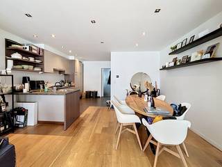 In een <strong>klein gebouw zonder lift</strong> op slechts 250m van het hippe <strong>Marnixplein</strong> vinden we dit gerenoveerde appartement op de 3de verdieping.<br /><br /><strong>Indeling:</strong> keuken met ontbijttoog voor 2 personen, eet-woonkamer op parket, ruime slaapkamer met bijhorend terras. De slaapkamer is voorzien van een prachtige en ruime dressingkast. Badkamer met dubbele wastafel, ligbad met ophangdouche en toilet. Aansluitingen voor WM & DK voorzien.<br /><br /><strong>Bijzonderheden:</strong>
<ul>
<li>Algemene kosten: € 65,- per maand. Dit is inclusief het privatief waterverbruik. Voor gas en elektriciteit neem je zelf nog een contract.</li>
<li>Kelder - Veiligheidsdeur - Dubbele beglazing - CV op gas - Videofonie.</li>
<li>Beschikbaar 01/09/2026 of enkele weken vroeger in onderling overleg.</li>
</ul>