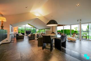 Laat je verrassen door deze landelijke ééngezinswoning in Kachtem, volledig ingericht op de gelijkvloerse verdieping. Op een perceel van 6.036m² geniet je hier dagelijks van rust en adembenemende verzichten. Met een bewoonbare oppervlakte van ca. 230m², hoogwaardige materialen en een tijdloze uitstraling vormt deze woning de perfecte combinatie van comfort en klasse. Bovendien is de ligging niet alleen rustig, maar ook vlot bereikbaar. Indeling: praktische kelderruimte, inkomhal met gastentoilet, lichtrijke woonkamer en aansluitend de open geïnstalleerde, kwalitatieve keuken. De centrale hal werd voorzien van veel maatkasten voor extra stockage en biedt doorgang naar de drie slaapkamers waarvan één met annex dressing, badkamer met inloopdouche en bad, alsook de wasplaats en de douchekamer. De woning biedt een prachtig buitenleven dankzij verschillende zonnige terrassen, perfect om te genieten van de rustige omgeving en het uitzicht over het ruime perceel. Een charmante buitenberging, een inpandige garage, een dubbele carport en extra parkeerplaatsen zorgen voor maximale functionaliteit. De oprijlaan van ca. 140m² verwelkomt je en leidt je elegant naar het woonhuis, terwijl de tuin volop mogelijkheden biedt voor ontspanning. CV op stookolie | HR beglazing aluminium | EPC label C | Regenwater 2 x 10.000l aanwezig. Laurence (BIV 541 501) organiseert voor deze woning de bezoeken, mits het maken van een afspraak.