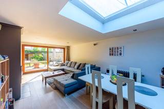 Deze halfopen woning ligt centraal in Deerlijk, op wandelafstand van winkels en scholen.Bij het binnenkomen is er links een ruimte die kan dienen als...