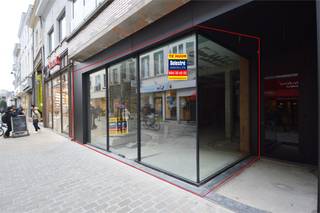 Recent vernieuwd commercieel gelijkvloers te huur, gelegen in het centrum, vlakbij de Grote Markt op een toplocatie met véél passage!De winkel heeft...