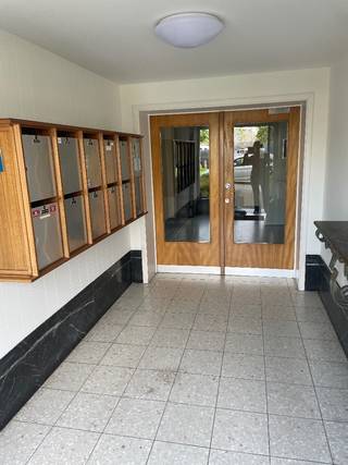 2 kamer appartement (100m2) in Ganshoren met prachtig zicht.<br />Grote living. Terras voor en achteraan. badkamer met douche. Apart toilet, gang met ingemaakte kast. <br />2 kamers vaarvan 1 met terras.<br />Kelder, garage voor 1 auto en staanplaats ervoor<br />Op wandelafstand van openbaar vervoer, winkels en school<br />Huur 1100 + 100 algemene lasten