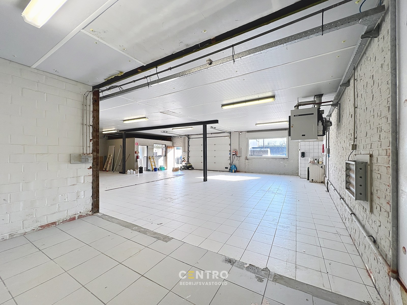 Magazijnen met kantoorgedeelte, garages én RUIM verhard buitenterrein, rustig gelegen in centrum Hooglede! - foto 5
