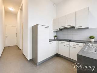 Twee slaapkamer appartement met lift. Via de gang komen we rechtstreeks in de ruime lichtrijke woonkamer op keramische tegelvloer (ca.34m²) met aansluitend de ingerichte keuken (ca 8m² ) met koelkast, keramisch kookvuur, dampkap, ingebouwde vaatwasmachine, dubbele spoelbak en genoeg opbergruimte. Vanuit de keuken en woonkamer toegang tot het terras (ca 11 m²) voorzien van een schuifraam. Apart toilet met handenwasser. Ingerichte badkamer met douche (5m² ) en badkamermeubel. 2 Ruime slaapkamers (ca 11m² - 12m²) met veel lichtival. Goed geïsoleerd appartement, dubbele beglazing met kantelsysteem. Het appartement beschikt ook over gemeenschappelijke private tuin van (ca. 2000m²). Autostaanplaats met berging verplicht mee te huren voor 80 euro/ maand. Beschikbaar vanaf 15 oktober 2026.