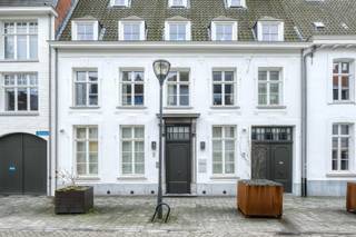 Top afgewerkte kantoorruimte van 471m² te huur gelegen aan het Zegeplein te Turnhout op het gelijkvloers in residentie Jacobsmarkt bestaande uit inkomhal, keuken, 7 kantoorruimtes en 2 vergaderzalen. <br /><br />Bijzonderheden:<br />- Inclusief 1 parking in het gebouw, rechtstreeks te bereiken via een lift<br />- Inclusief airco die kan verwarmen en koelen, apart in te stellen in elke ruimte<br />- Ingebouwde muziekinstallatie<br />- 12 parkings ter beschikking in aanliggend gebouw aan 100,00 EUR per plaats, per maand. <br />- het kantoor is tevens opdeelbaar in 2 kantoren, met name een kantoor van ca 320m² en een kantoor van ca 150m²<br />- alle ingemaakte kasten, airco, sommige verlichtingselementen en bureautafels, raamdecoratie is eigendom is inbegrepen, voor een volledig overzicht kan u steeds informeren bij Hillewaere Vastgoed