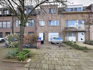 Bent u op zoek naar ruimte, licht en een heerlijke buitenplek? Deze verzorgde woning aan de Europalaan 26 in Wilrijk biedt het allemaal. Gelegen...