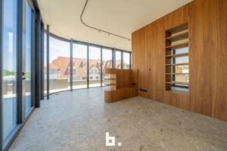 Gelegen op de derde en vierde verdieping, biedt dit stijlvolle penthouse/duplex appartement een harmonie tussen authentieke charme en luxe...