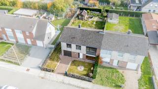 <strong>Ligging</strong><br />Welkom in Beukenhof 19 te Sint-Laureins, een kwaliteitsvolle en stevige woning die zich bevindt in een rustige, kindvriendelijke woonwijk op wandelafstand van het centrum en omringd door groen. Dankzij haar solide bouwkwaliteit en gunstige ligging biedt dit huis het perfecte kader voor wie op zoek is naar ruimte, licht, rust en comfort.
<p>Deze woning staat op een royaal perceel van 522 m² met een zonnige, goed georiënteerde tuin — ideaal om te genieten van het buitenleven in alle privacy. Binnenin beschikt de woning over vier slaapkamers, met de mogelijkheid tot het inrichten van een vijfde kamer, afhankelijk van uw noden.</p>
<p>Hoewel de woning een lichte opfrissing kan gebruiken, vormt dit tegelijk een mooie kans om het huis volledig naar eigen smaak te moderniseren. De degelijk uitgevoerde structuur en gunstige EPC-score (label C) zorgen voor een energiezuinige en duurzame basis waarop u verder kunt bouwen.<br /><br /><strong>Troeven</strong></p>
<ul><li><strong>Kwalitatieve basis om verder te moderniseren</strong></li><li><strong>GEEN renovatieverplichting (EPC-C)</strong></li><li><strong>Centrale verwarming op gas</strong></li><li><strong>Inrichting en kamerschikking naar eigen wensen en noden</strong></li><li><strong>Royaal perceel van 522 m² met een gunstige oriëntatie</strong></li><li><strong>Zeer aangename woonomgeving</strong></li><li><strong>Lichtrijke leefruimte aansluitend op de tuin</strong></li><li><strong>Inpandige garage + voldoende parkeermogelijkheid</strong></li></ul>
<strong>Contact</strong><br />Stipt deze woning al uw behoeften af? Aarzel dan zeker niet om ons te contacteren!